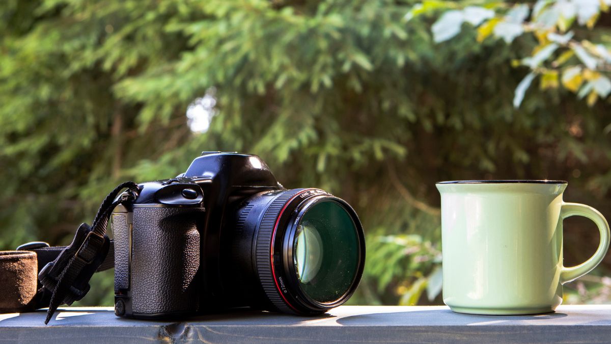 Hobo.Video-10 Unique Outdoor Product Shoot Ideas for Lifestyle Brands -Camera mug