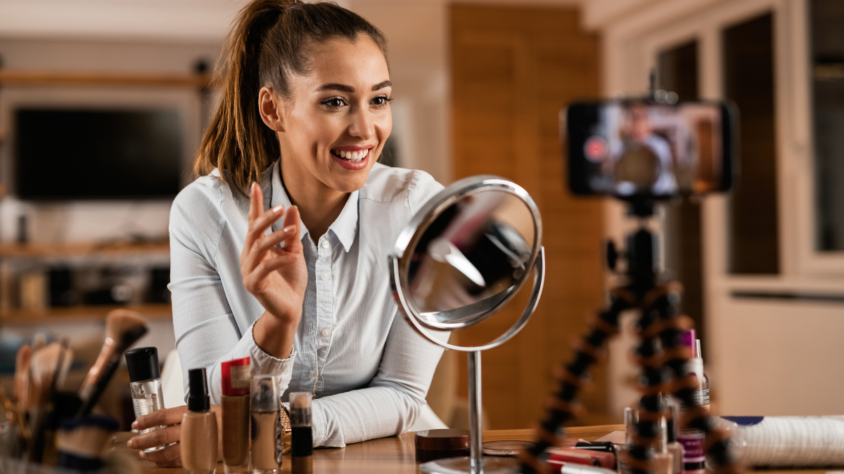 Hobo.Video - What services do top celebrity management companies offer? - smiling celebrity