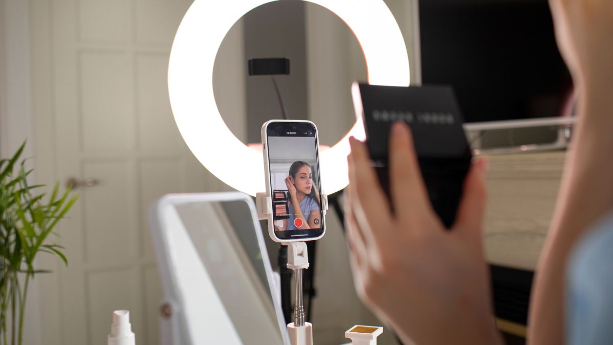 Hobo.Video - Most Effective Content Formats in Influencer Campaigns (2025) - Influencer creating video