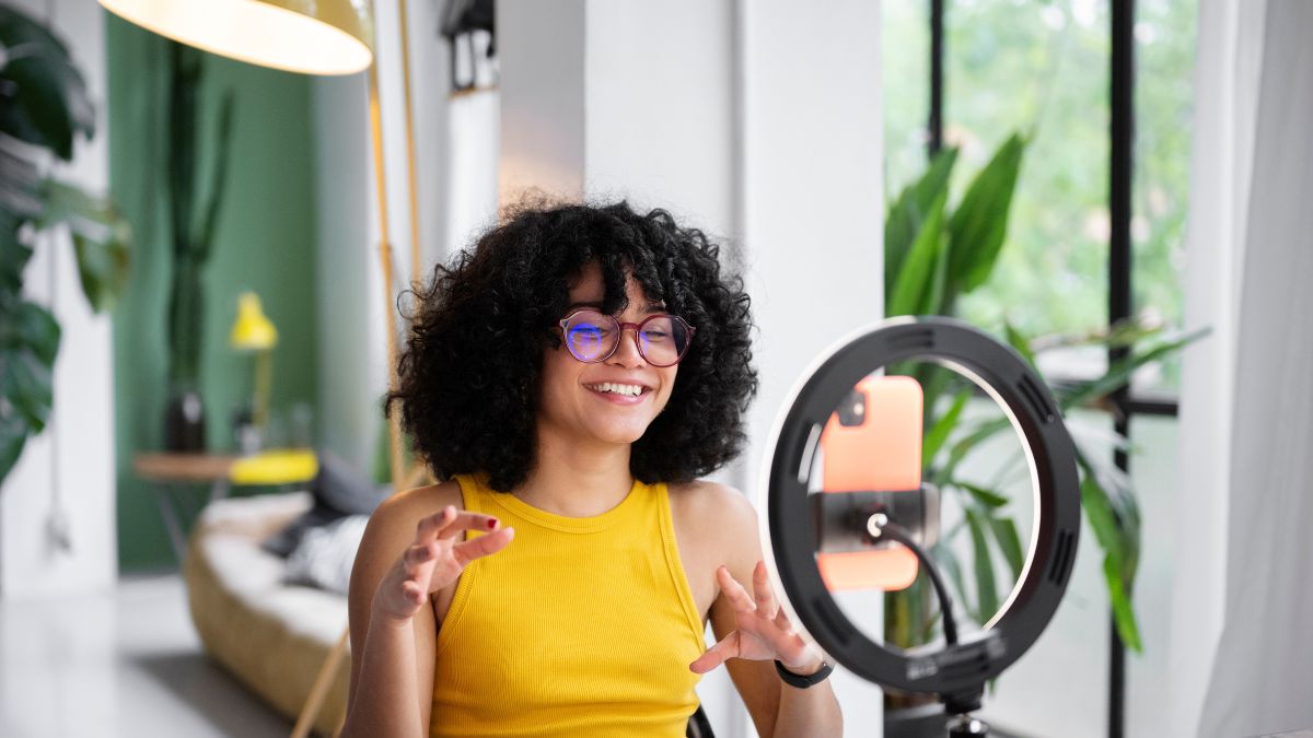 Hobo.Video - UGC or Influencer Ads? Insights from 1,000 Campaigns - Influencer making UGC