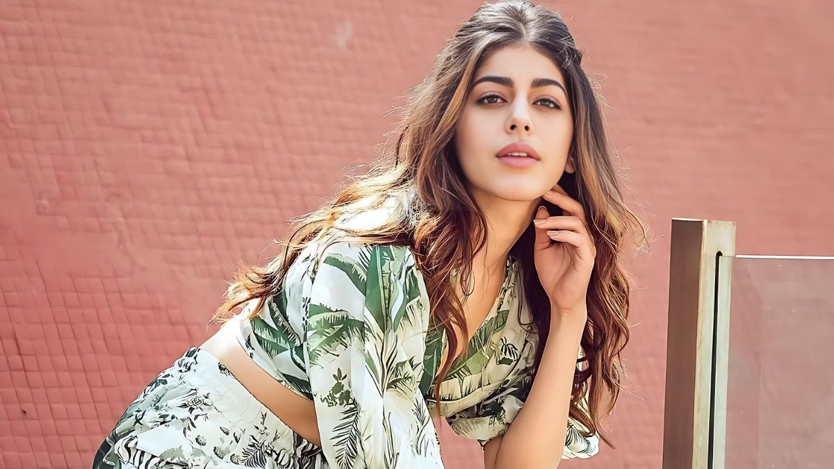 Hobo.Video - Alaya F Biography - Lifestyle Shoot